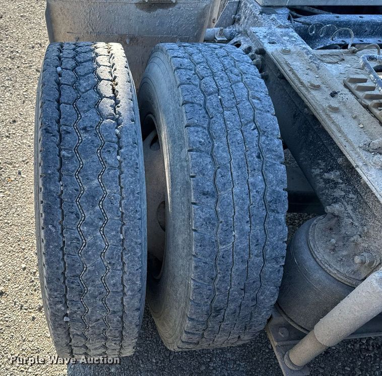 image for item EH6507 1997 Ford LA9000 semi truck