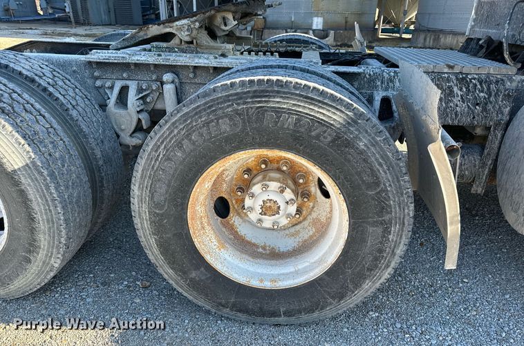 image for item EH6507 1997 Ford LA9000 semi truck