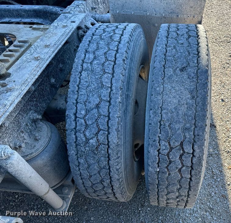 image for item EH6507 1997 Ford LA9000 semi truck