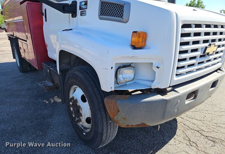 image for item EI3819 2006 Chevrolet C6500 chipper truck