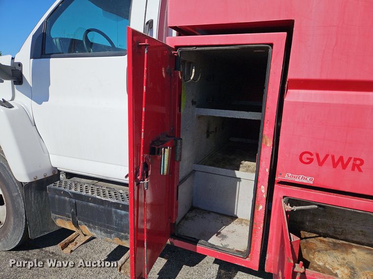 image for item EI3819 2006 Chevrolet C6500 chipper truck