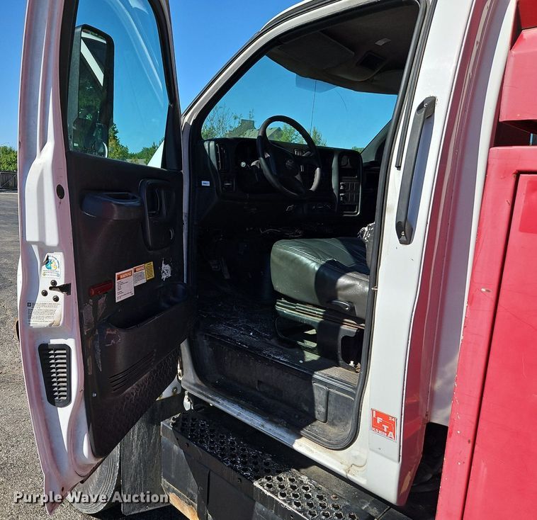 image for item EI3819 2006 Chevrolet C6500 chipper truck