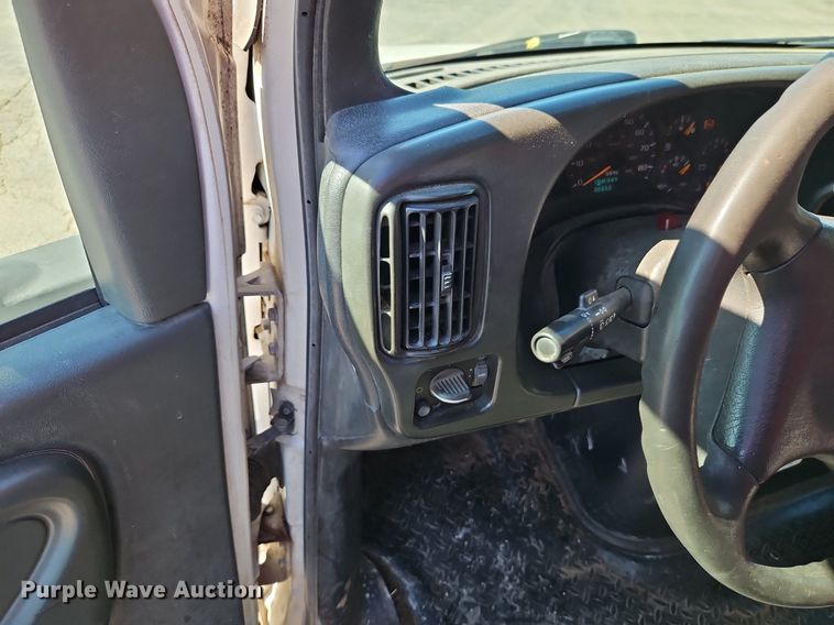 image for item EI3819 2006 Chevrolet C6500 chipper truck