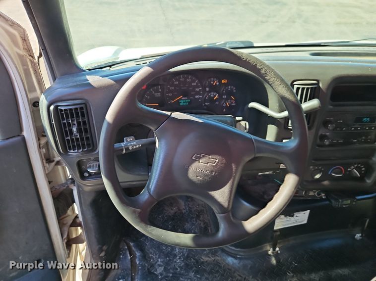 image for item EI3819 2006 Chevrolet C6500 chipper truck