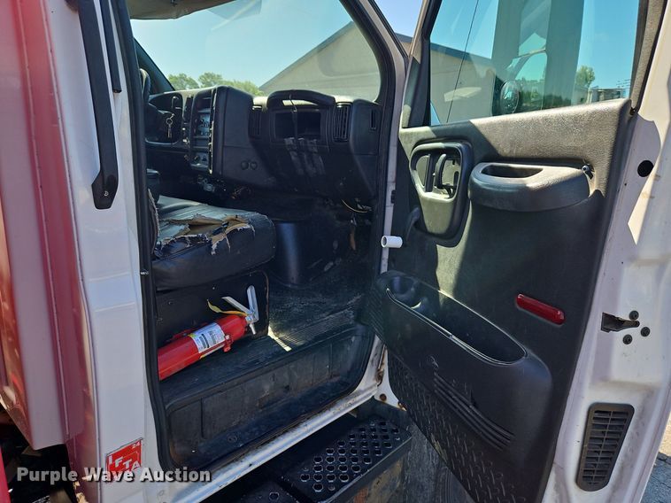 image for item EI3819 2006 Chevrolet C6500 chipper truck