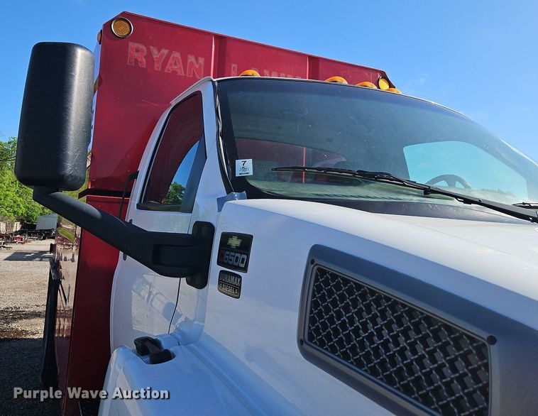 image for item EI3820 2006 Chevrolet C6500 chipper truck