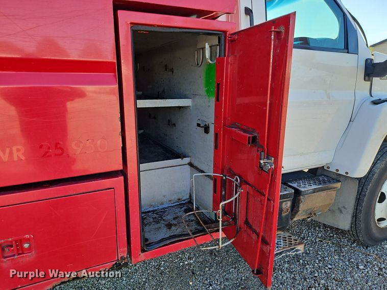 image for item EI3820 2006 Chevrolet C6500 chipper truck