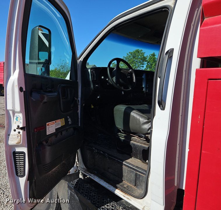 image for item EI3820 2006 Chevrolet C6500 chipper truck