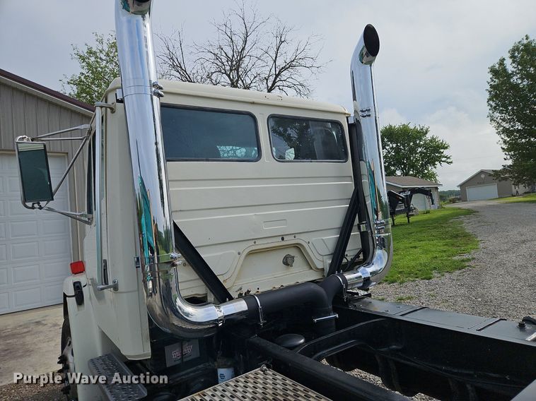 image for item EI3842 1997 Freightliner  FL70 semi truck