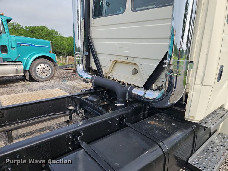 image for item EI3842 1997 Freightliner  FL70 semi truck