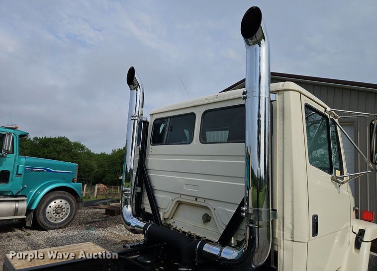 image for item EI3842 1997 Freightliner  FL70 semi truck