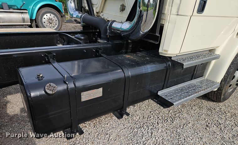 image for item EI3842 1997 Freightliner  FL70 semi truck