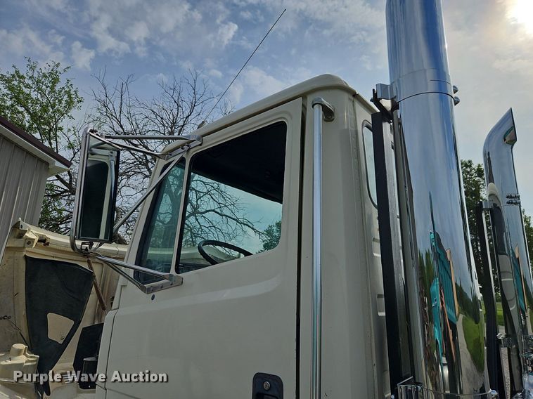 image for item EI3842 1997 Freightliner  FL70 semi truck