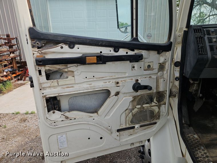 image for item EI3842 1997 Freightliner  FL70 semi truck