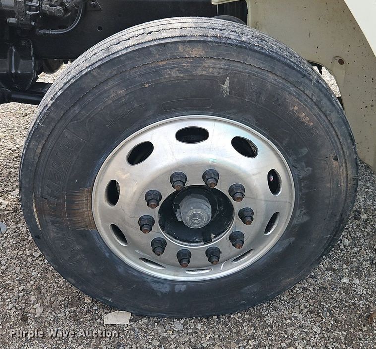 image for item EI3842 1997 Freightliner  FL70 semi truck