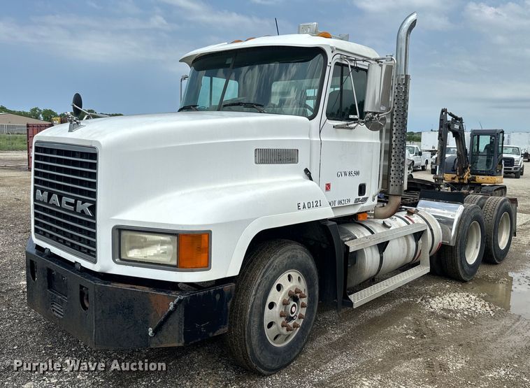 image for item EJ2834 1999 Mack CH613 semi truck