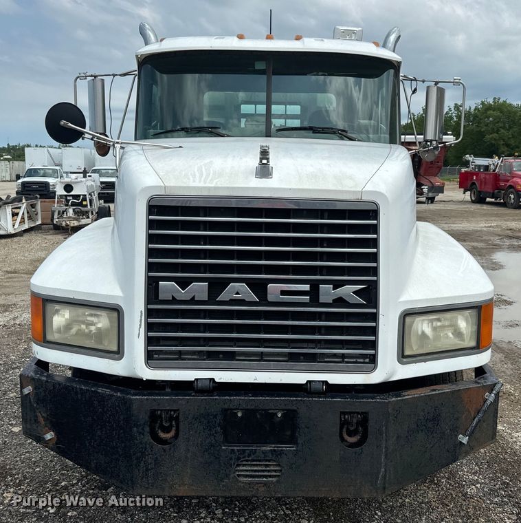 image for item EJ2834 1999 Mack CH613 semi truck