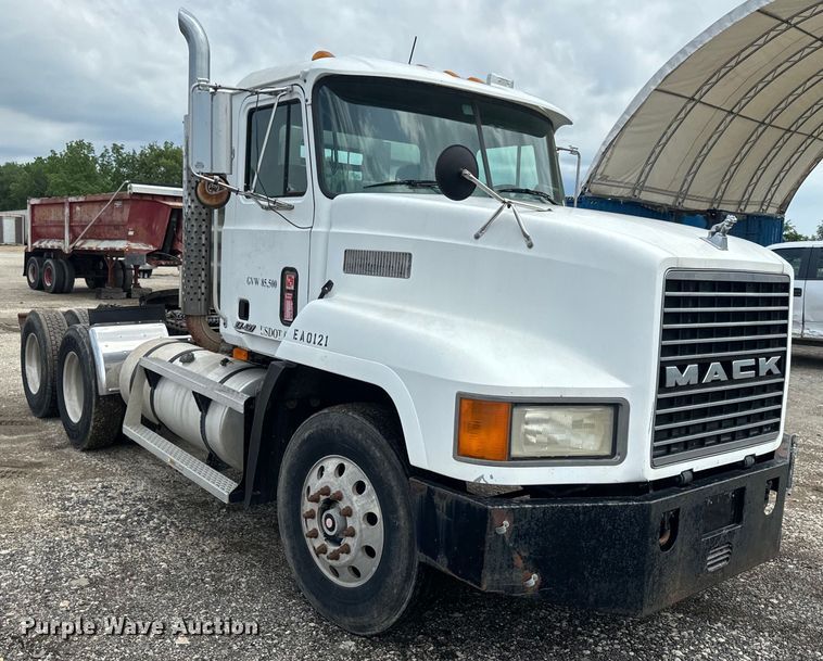 image for item EJ2834 1999 Mack CH613 semi truck