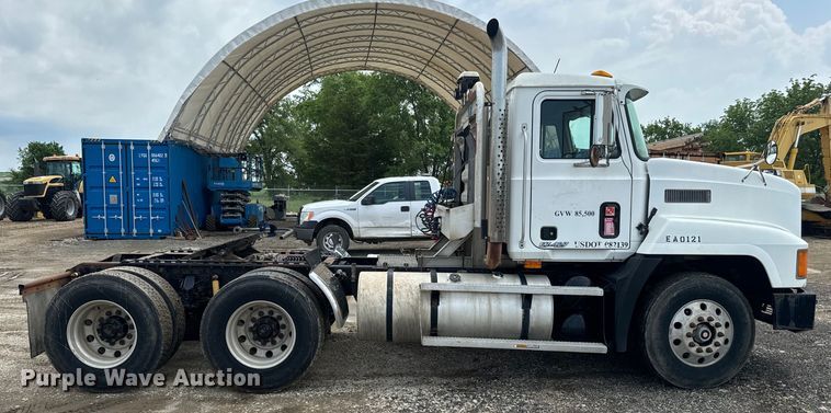 image for item EJ2834 1999 Mack CH613 semi truck