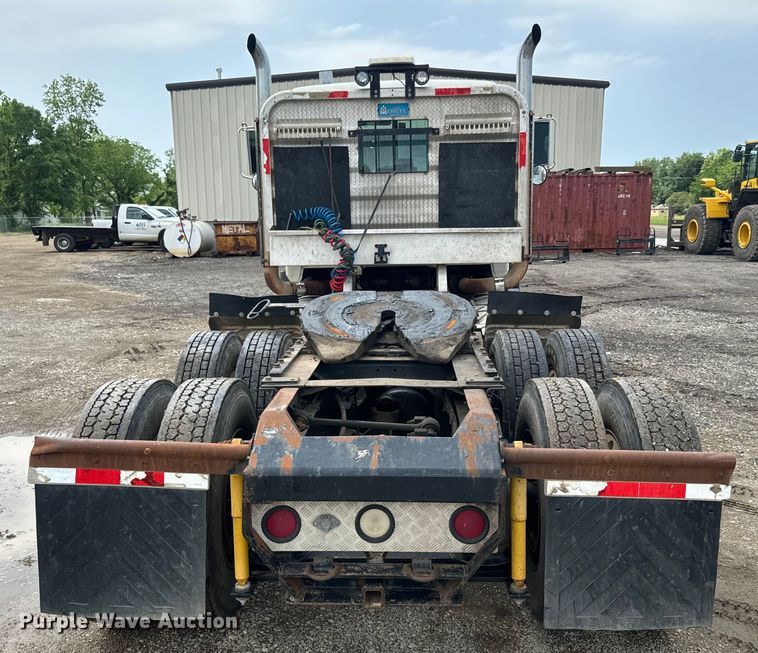 image for item EJ2834 1999 Mack CH613 semi truck