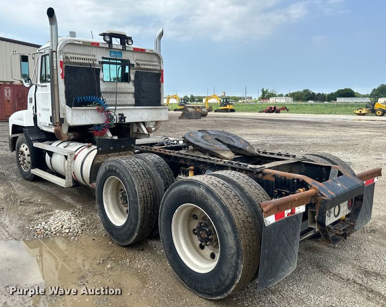 image for item EJ2834 1999 Mack CH613 semi truck