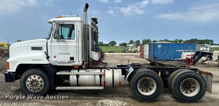 image for item EJ2834 1999 Mack CH613 semi truck