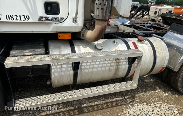 image for item EJ2834 1999 Mack CH613 semi truck