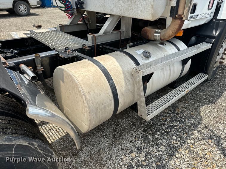 image for item EJ2834 1999 Mack CH613 semi truck