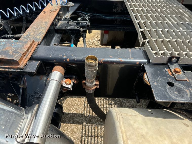 image for item EJ2834 1999 Mack CH613 semi truck