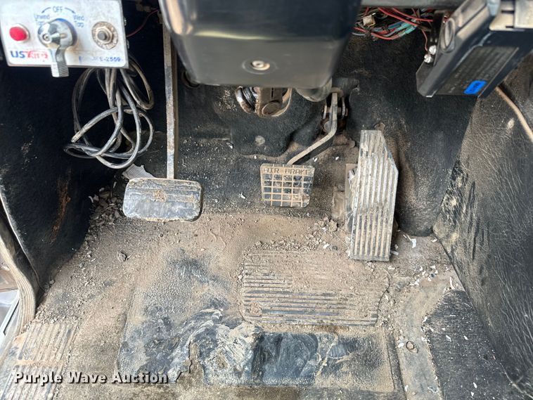 image for item EJ2834 1999 Mack CH613 semi truck