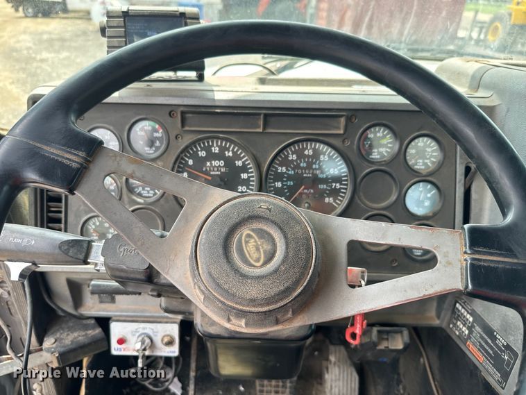 image for item EJ2834 1999 Mack CH613 semi truck