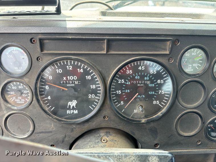 image for item EJ2834 1999 Mack CH613 semi truck