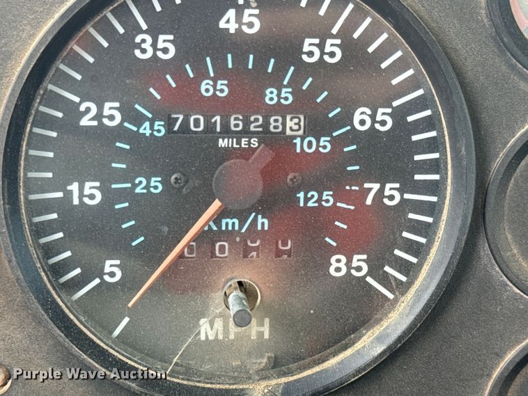 image for item EJ2834 1999 Mack CH613 semi truck