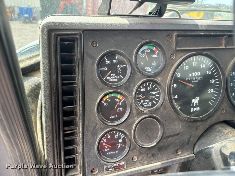 image for item EJ2834 1999 Mack CH613 semi truck