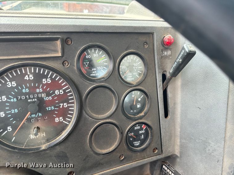 image for item EJ2834 1999 Mack CH613 semi truck