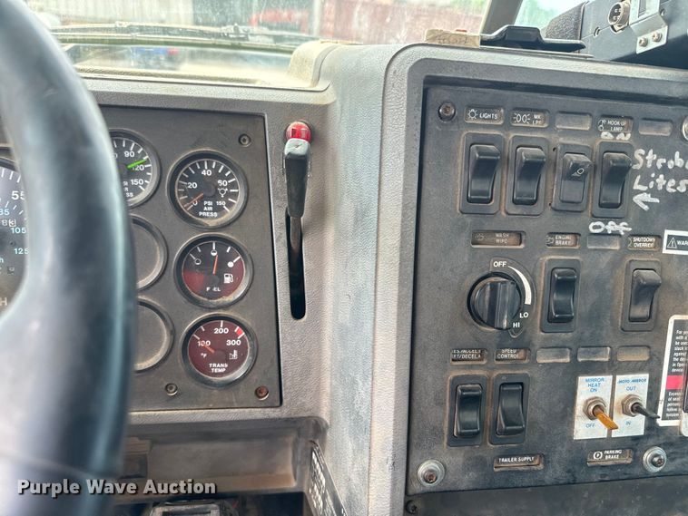 image for item EJ2834 1999 Mack CH613 semi truck