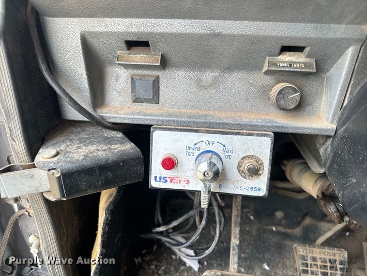 image for item EJ2834 1999 Mack CH613 semi truck