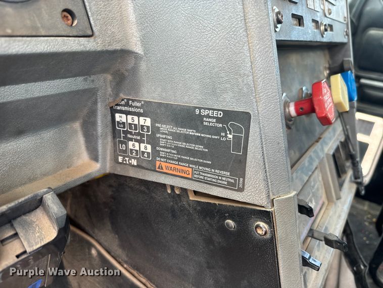 image for item EJ2834 1999 Mack CH613 semi truck