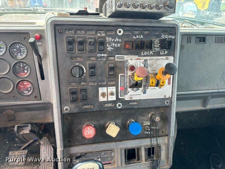 image for item EJ2834 1999 Mack CH613 semi truck