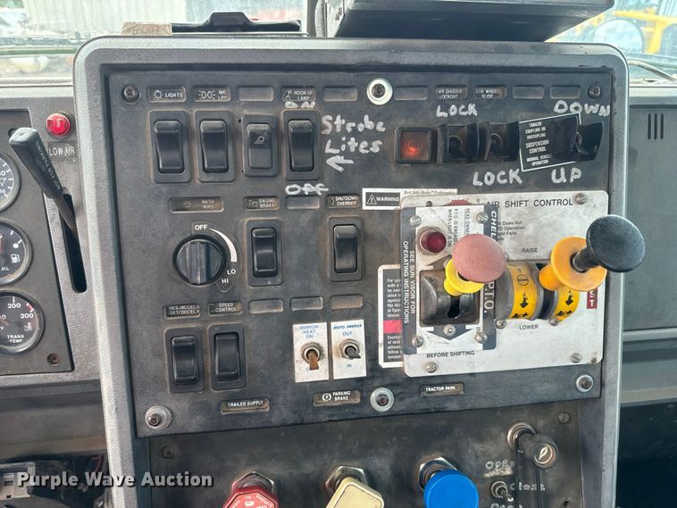 image for item EJ2834 1999 Mack CH613 semi truck