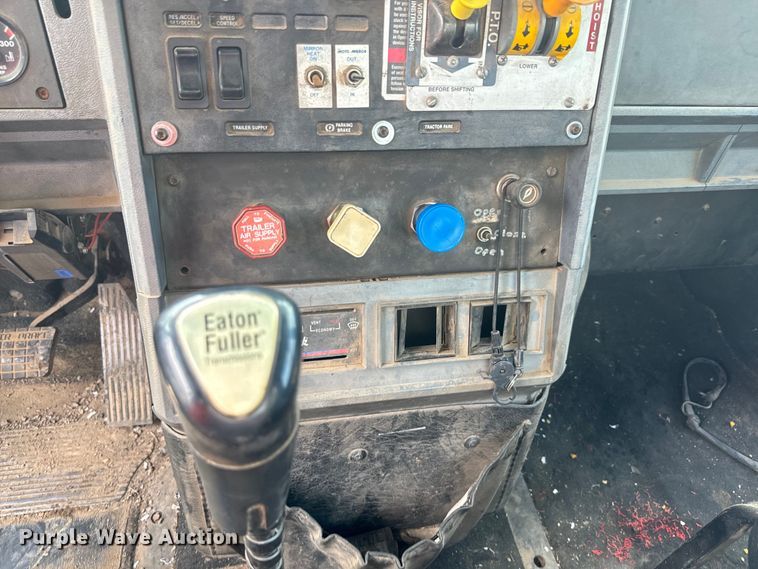 image for item EJ2834 1999 Mack CH613 semi truck