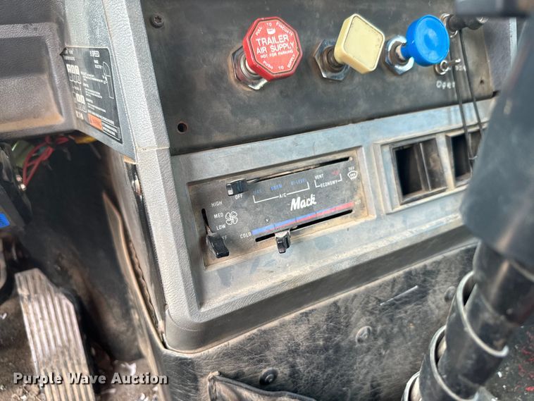 image for item EJ2834 1999 Mack CH613 semi truck