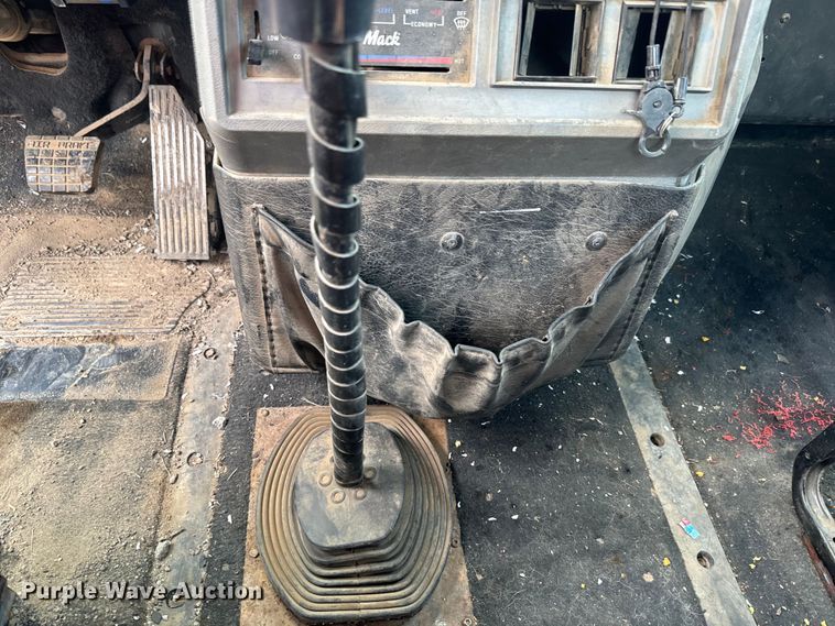 image for item EJ2834 1999 Mack CH613 semi truck