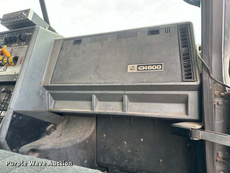 image for item EJ2834 1999 Mack CH613 semi truck