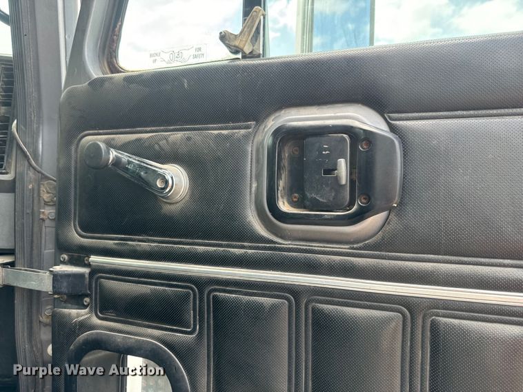 image for item EJ2834 1999 Mack CH613 semi truck