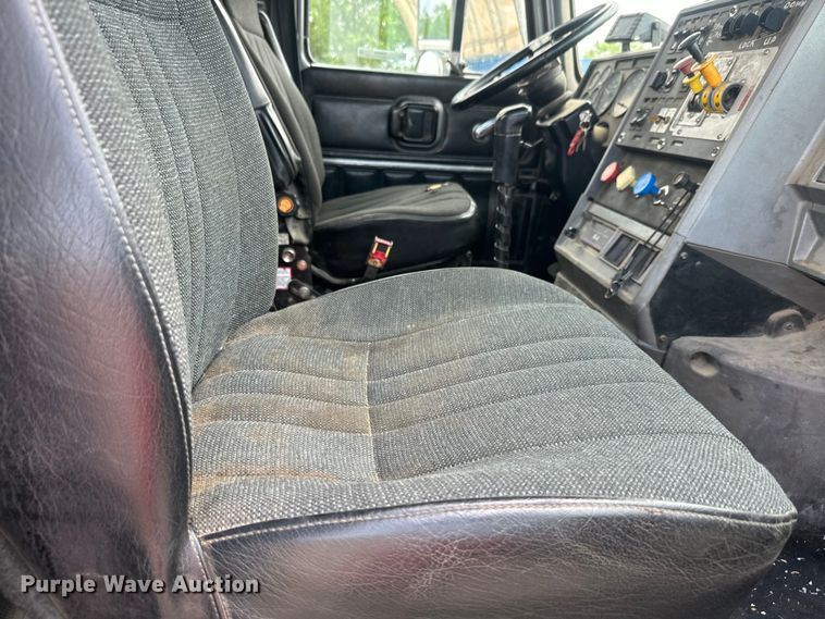 image for item EJ2834 1999 Mack CH613 semi truck