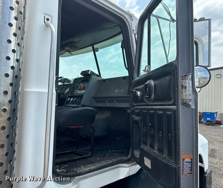 image for item EJ2834 1999 Mack CH613 semi truck