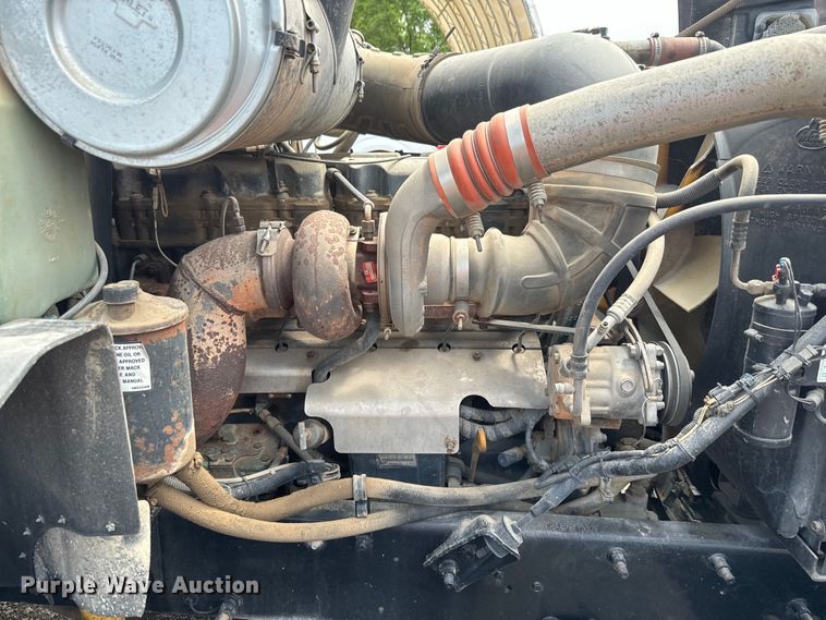 image for item EJ2834 1999 Mack CH613 semi truck