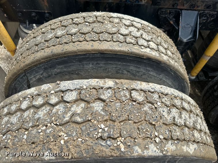 image for item EJ2834 1999 Mack CH613 semi truck