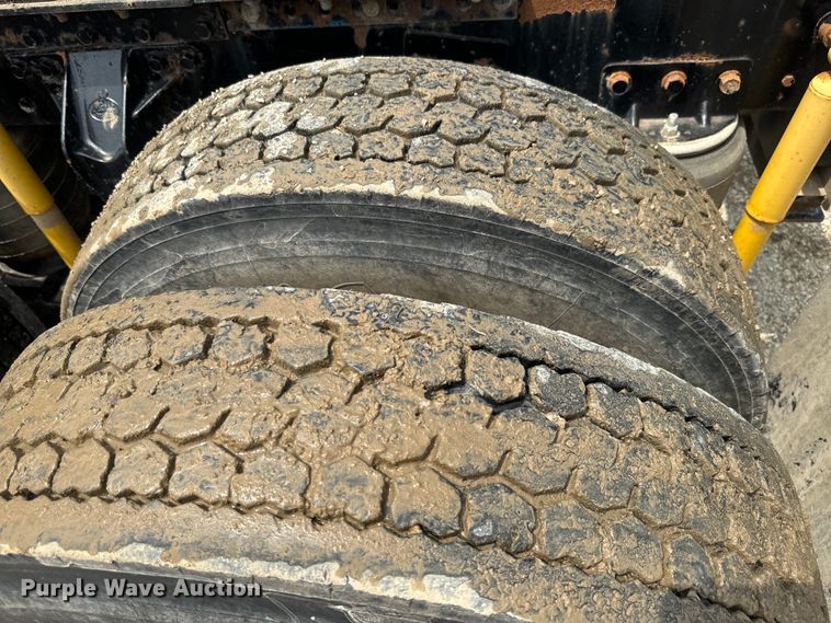 image for item EJ2834 1999 Mack CH613 semi truck